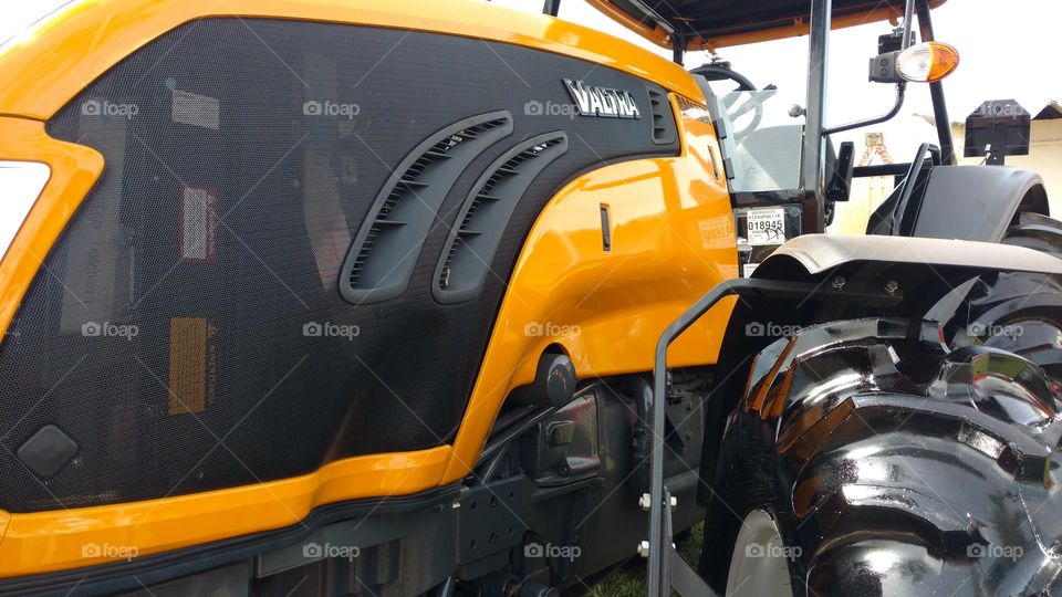 Capô de um trator Valtra.