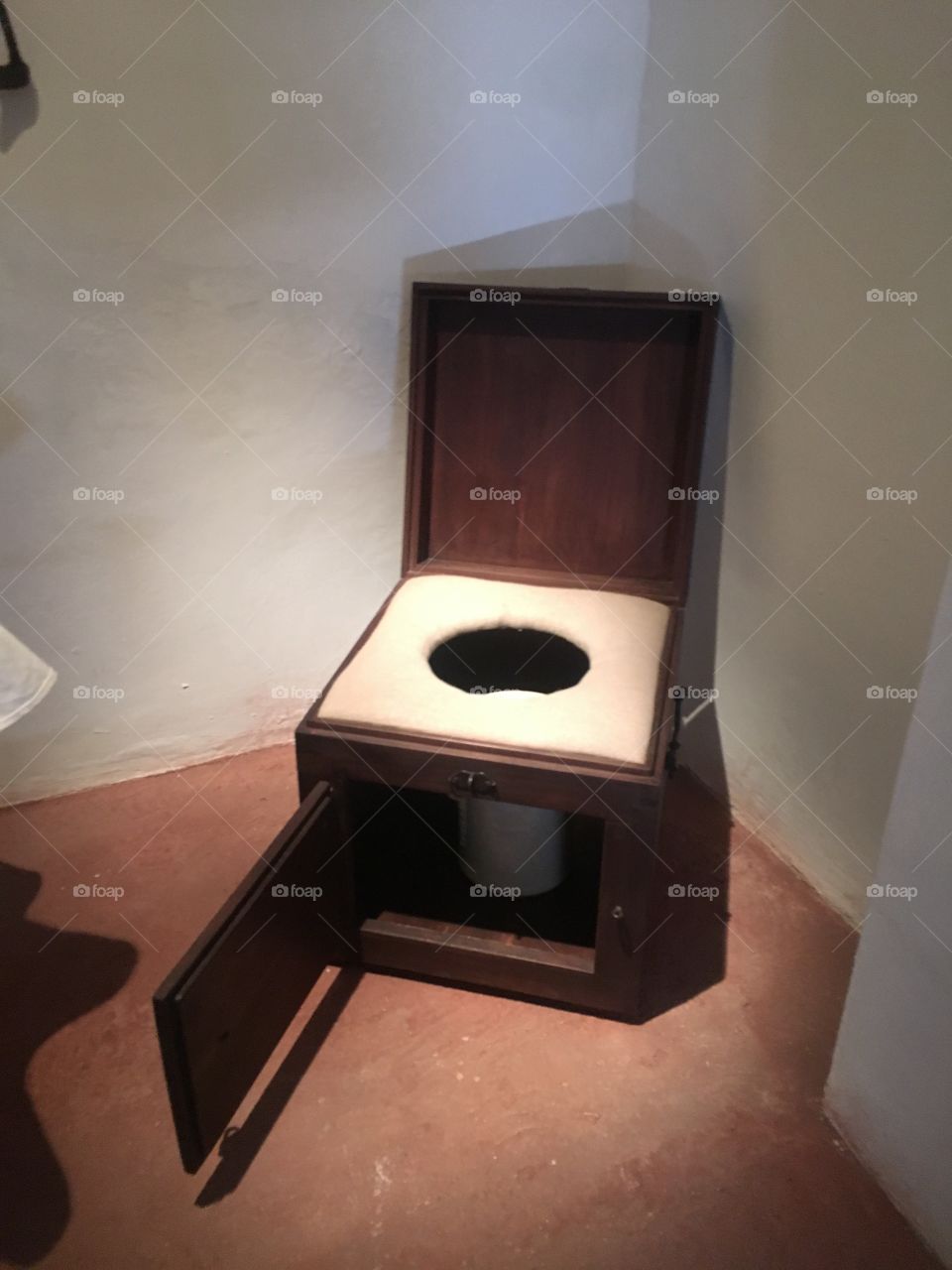 The royal throne- back in the day the royal in Spain use to have these comfy toilets. They consist of a wooden box with a cushion attached to the seat and underneath and removable bucket. Sit back and enjoy relief!  