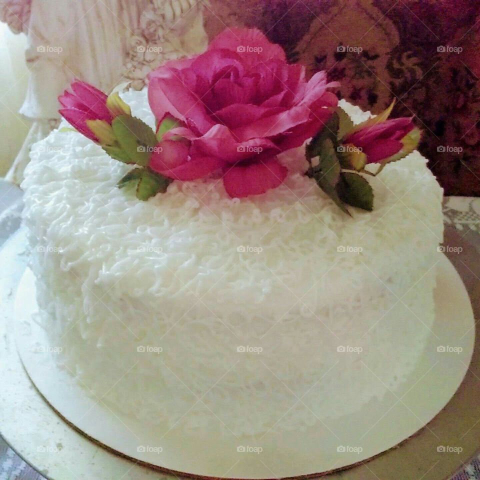 Round white with rose