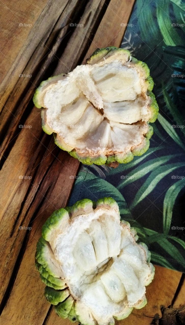 Delicious and sulenta, this is the Pine Cone (Annona squamosa). The sweet taste and the diverse nutritional components such as proteins, carbohydrates, vitamins and minerals make the custard apple a fruit of great interest to the market.