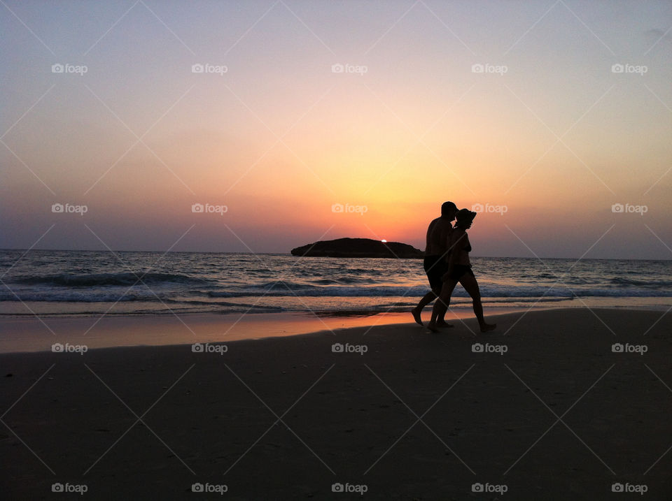beach sunset love couple by yonideporto