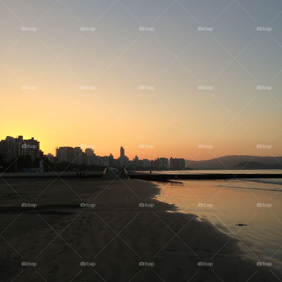 Retratando um dia na Praia. Aqui, amanhecendo no Embaré, na cidade de Santos (Brasil)