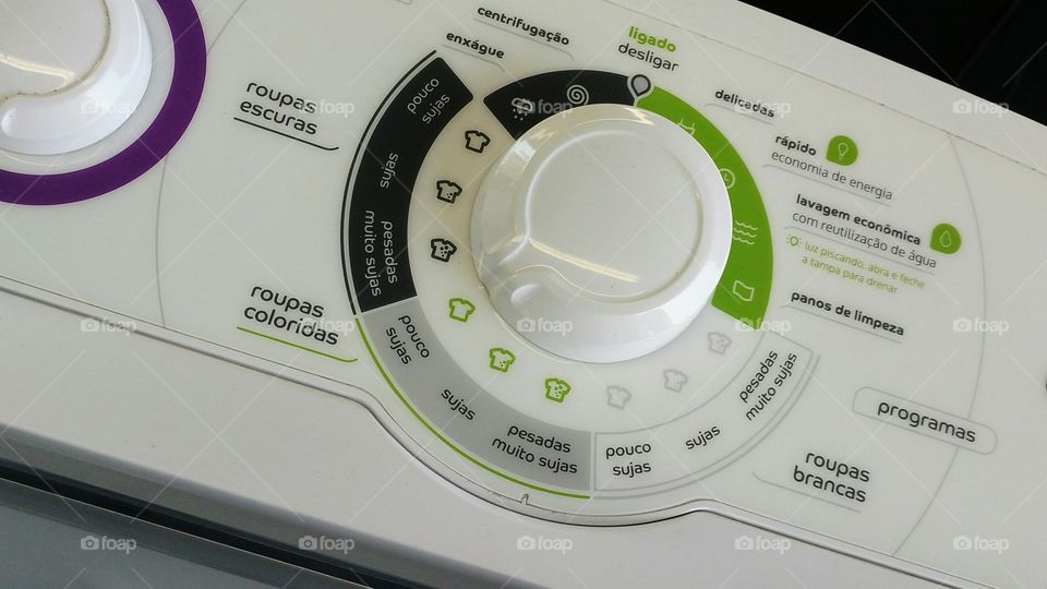 Botões e instruções em máquina de lavar roupas.