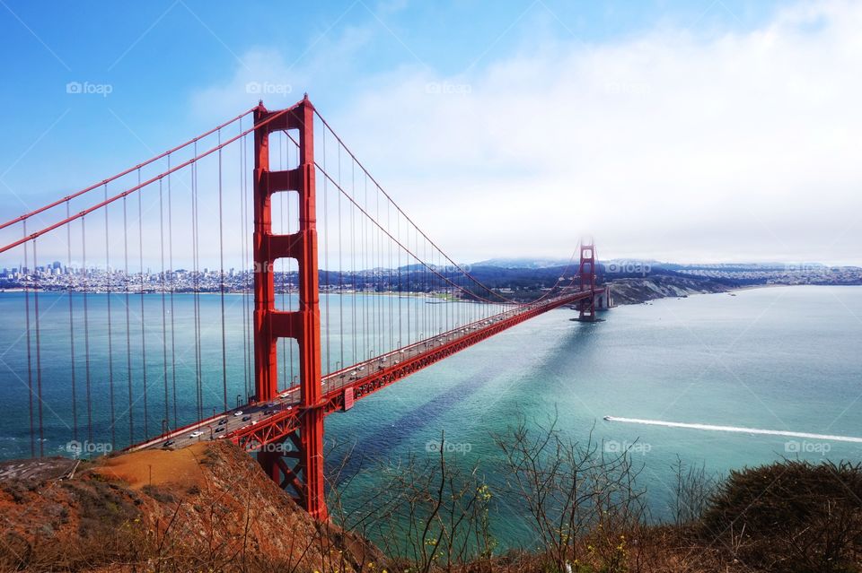 One of the most iconic bridge in the world is the red Golden Gate Bridge! Following it you can reach the island of San Francisco. This island is often foggy 🌫 also during the summer due to a combination of factors particular to this region.
caught with sony alpha 5000 📸
