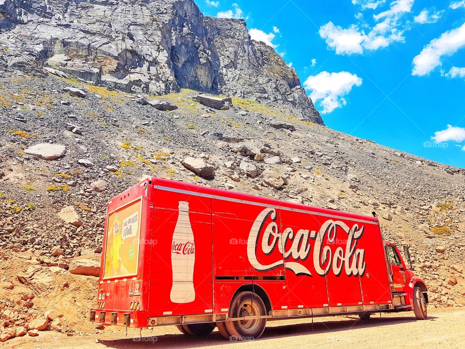 Antiguo camion de Coca Cola por el mundo llegando a puntos donde otros no llegan.
Embalse del Yeso Chile.