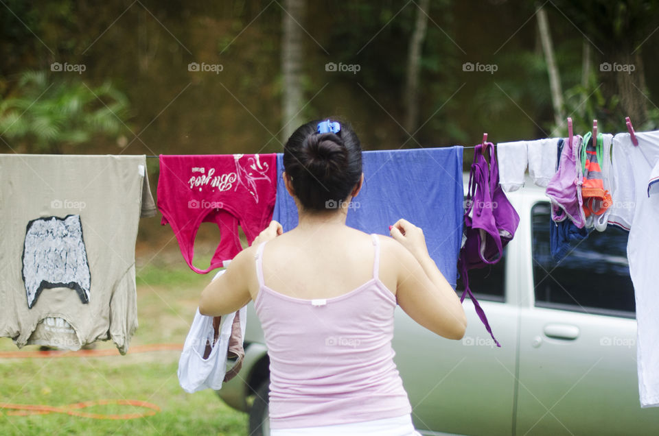 Hanging the clothes 