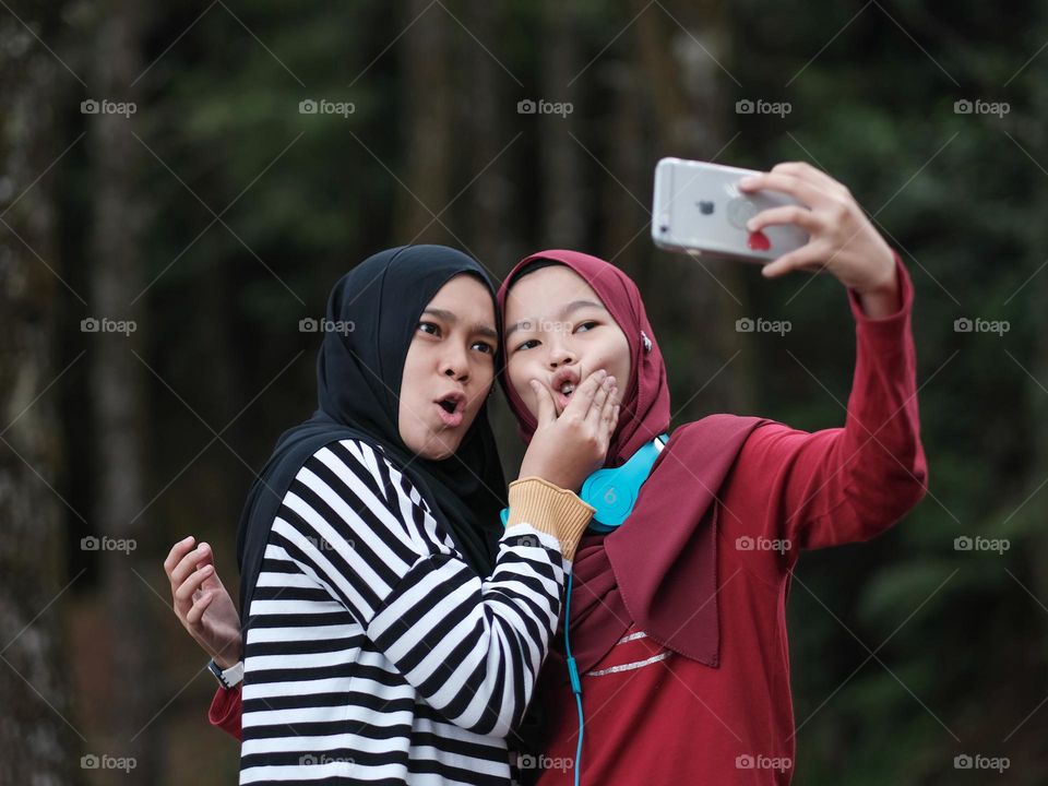 Selfies Sisters