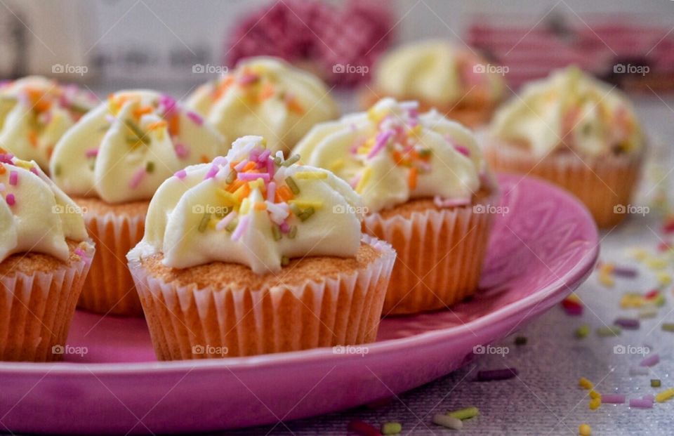 Cupcakes on pink plate
