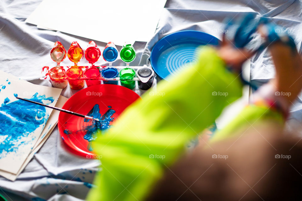 Child while painting at home during the quarantine