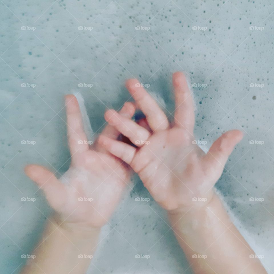kleine Hand , süss , Wasser,  waschen , Schaum, Schaumbad , Kinder Hand , Finger,  klein  , Wasser.