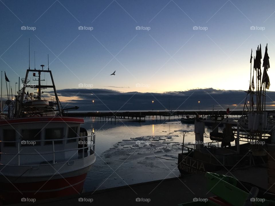 Hamnen . Borstahusen by evening