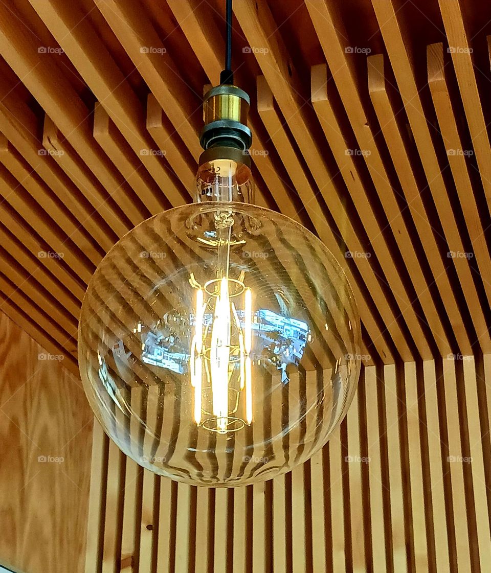 With its vintage design and soft light, this hanging lamp adds charm and warmth to the space around it creating a cozy and elegant atmosphere.