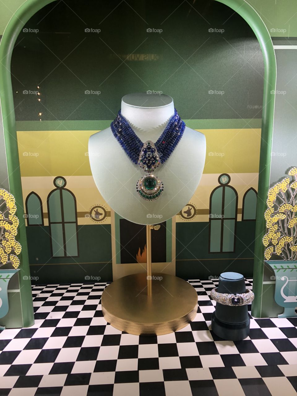 Luxury Necklace Manhattan Display