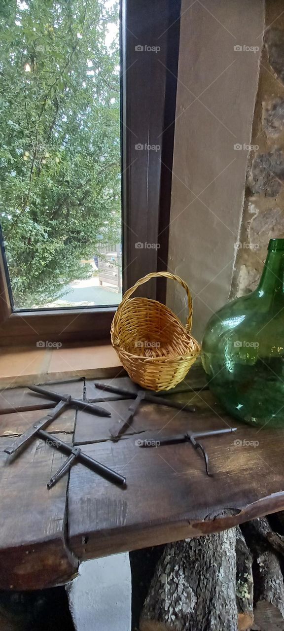 Herramientas de labranza y cesto de mimbre