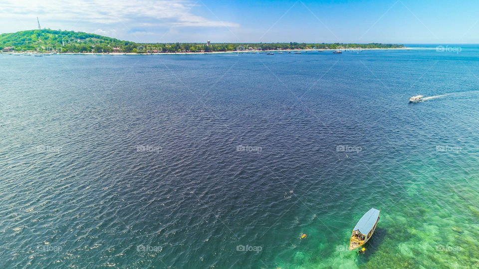 Aerial view lombok gili trawangan hidden beach small boat in ocean snorkling paradise
