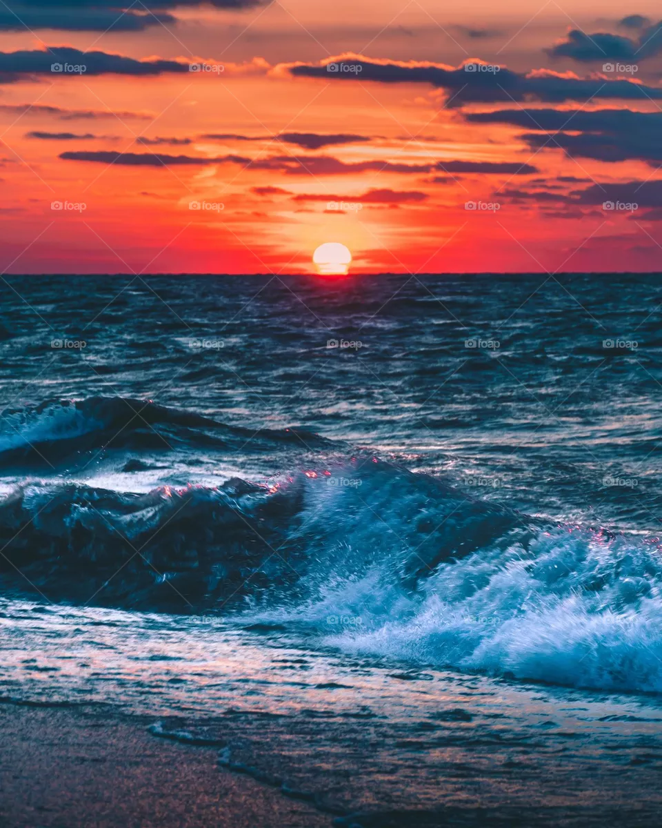 Have you ever tried to sit at the seashore alone while the sun is setting? Don't hesitate to try that looking at the picture is enough to make you happy today