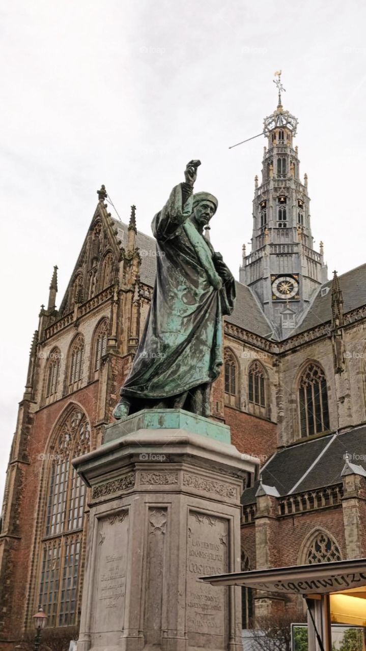 Antique statue against the background of a vintage building