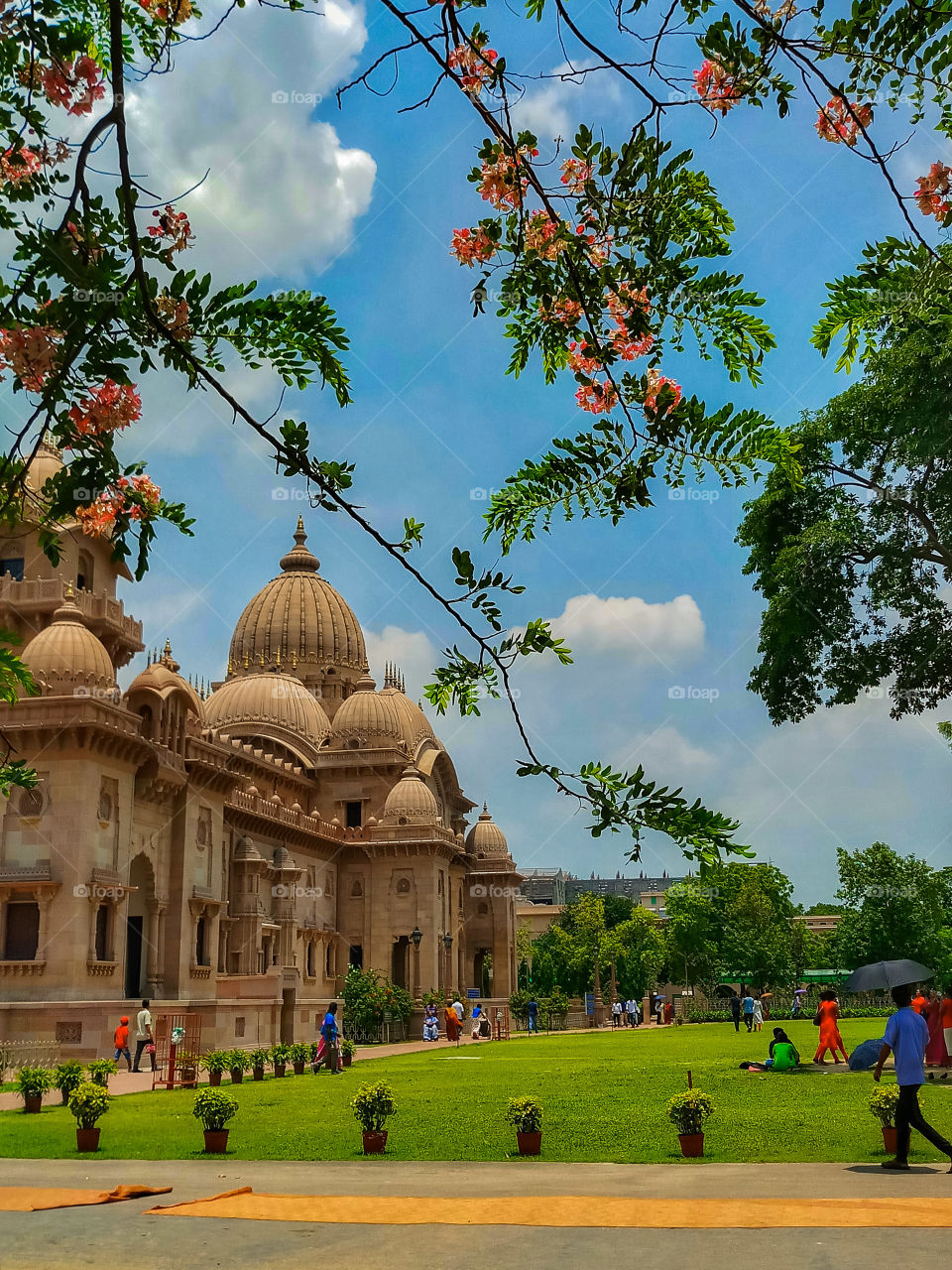 Beluṛ Maṭh is the headquarters of the Ramakrishna Math and Mission, founded by Swami Vivekananda,located on the west bank of Hooghly River notable for it's architecture that fuses Christian, Islamic, Hindu n Buddhist art motifs as symbol of unity.