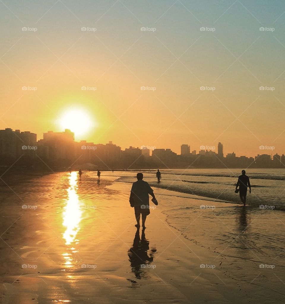 Hello, Brazilians and foreign friends!  Our land is full of attractions and beautiful landscapes, like the one Santos beach! Olá, brasileiros e amigos estrangeiros! Nossa terra é cheia de atrações e lindas paisagens, como essa da Praia de Santos!