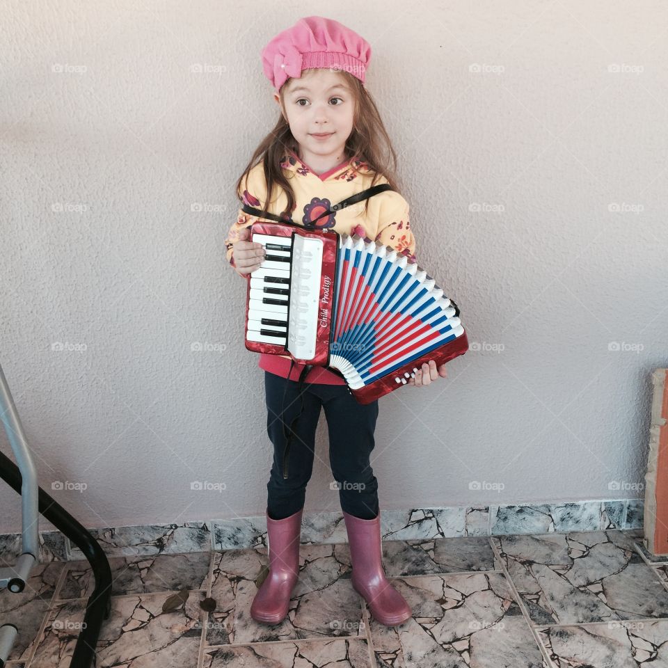 Minha filha e sua mini sanfona. A Marininha sabe tocar vários instrumentos musicais!