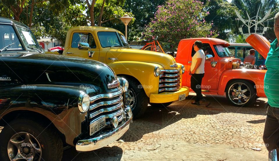 Frentes bonitas de camionetes: preta, amarela e laranja, Chevrolet antigas. Tuning.