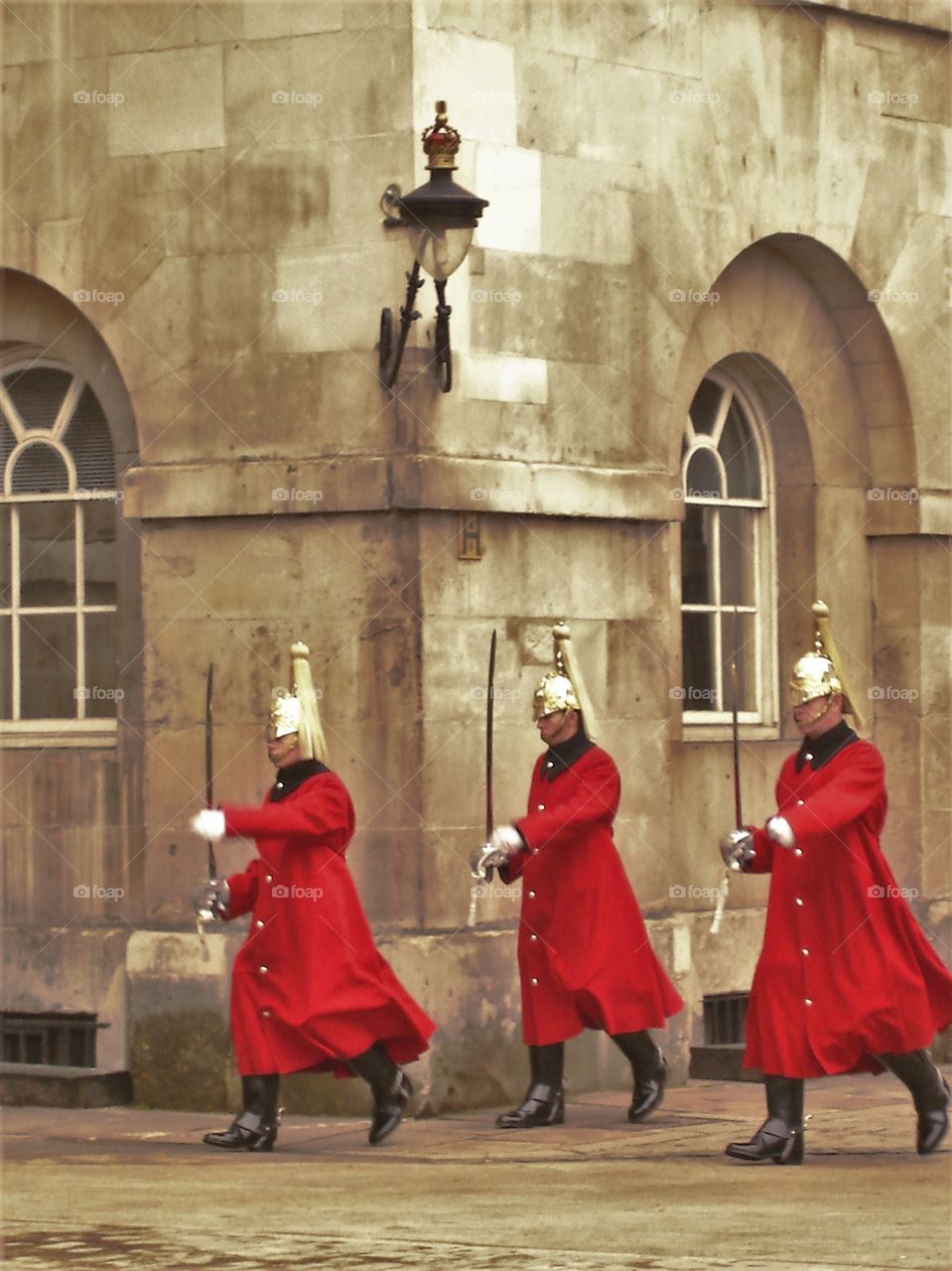 Three guards in red / Três guardas em vermelho