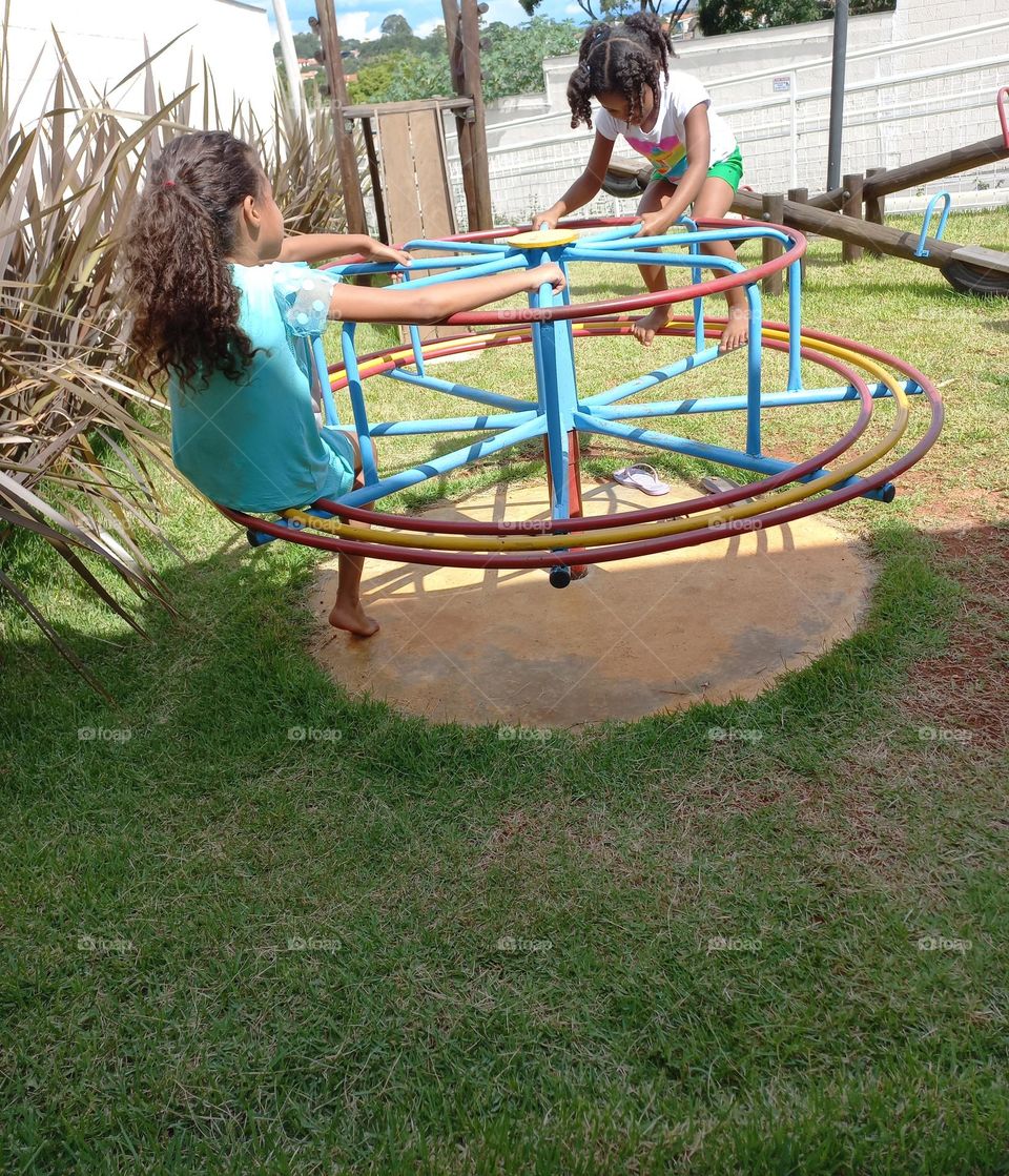 Brincando no parquinho. Brincar permite a criança não apenas conhecer o seu corpo e a forma como o pode utilizar para tirar partido nas brincadeiras...