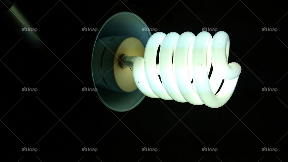 Lâmpada fluorescente acesa. Consumo de energia.