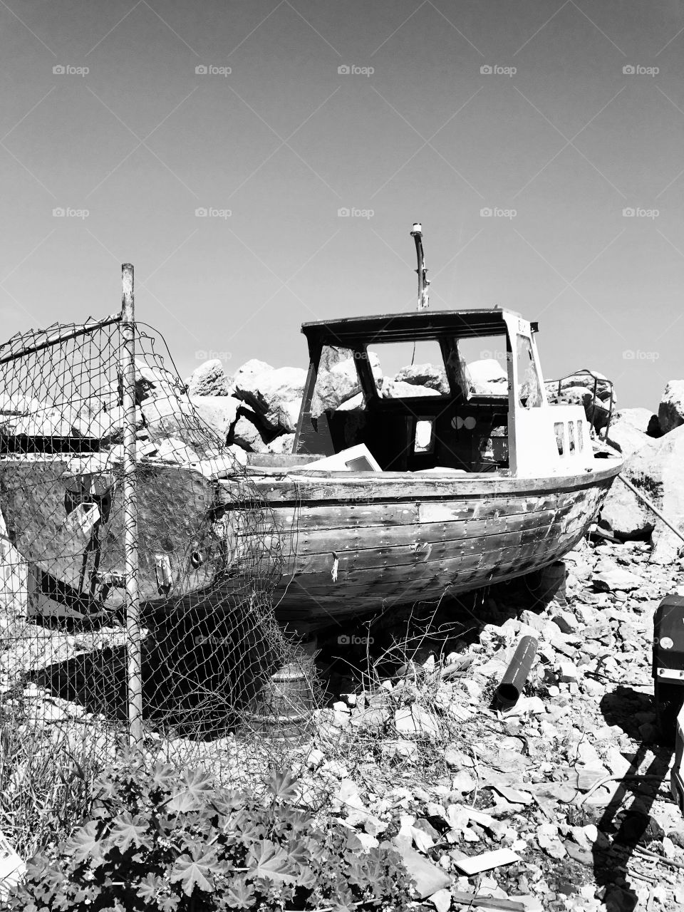 Black and white photography, boat, abandoned 