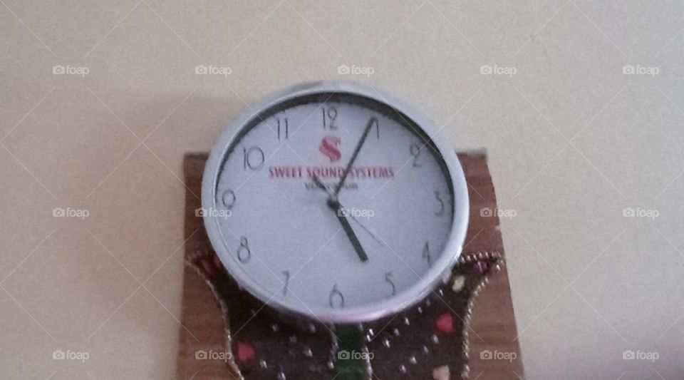 Clock ⌚⏰ on my home wall 🧱. I like clocks in only those who is in circle ⭕🔴 shape.