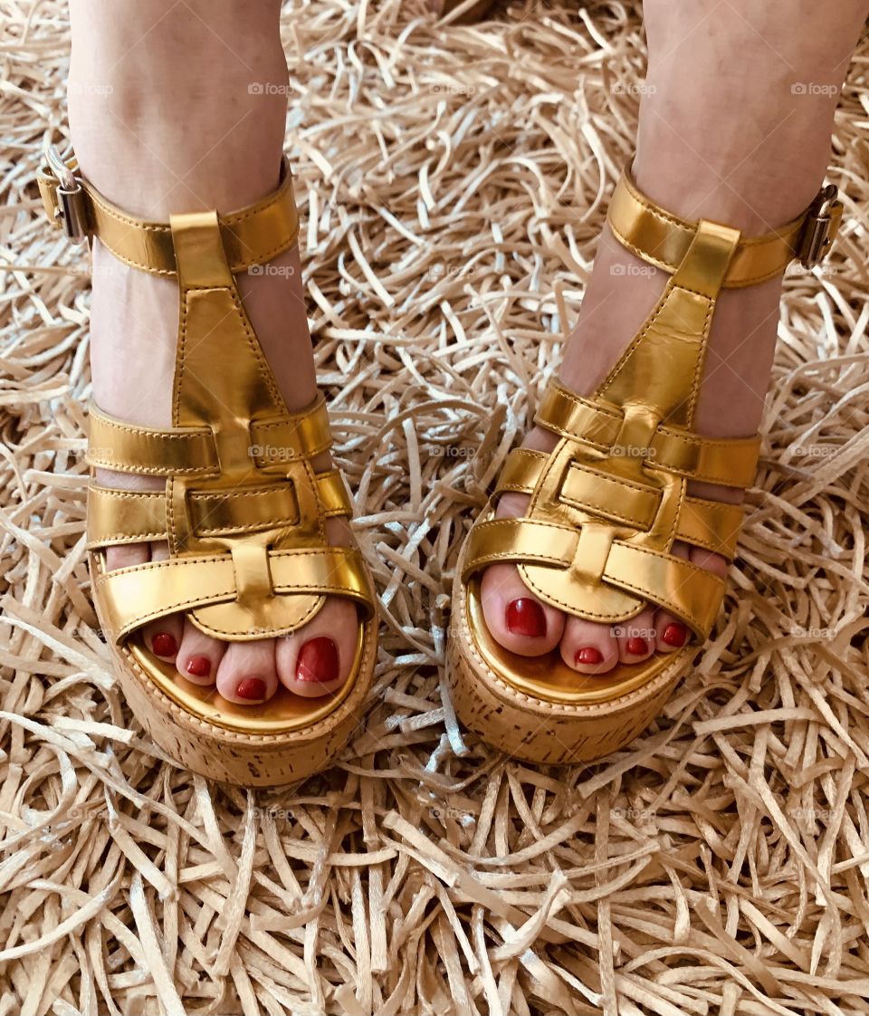Goldfingers and toes