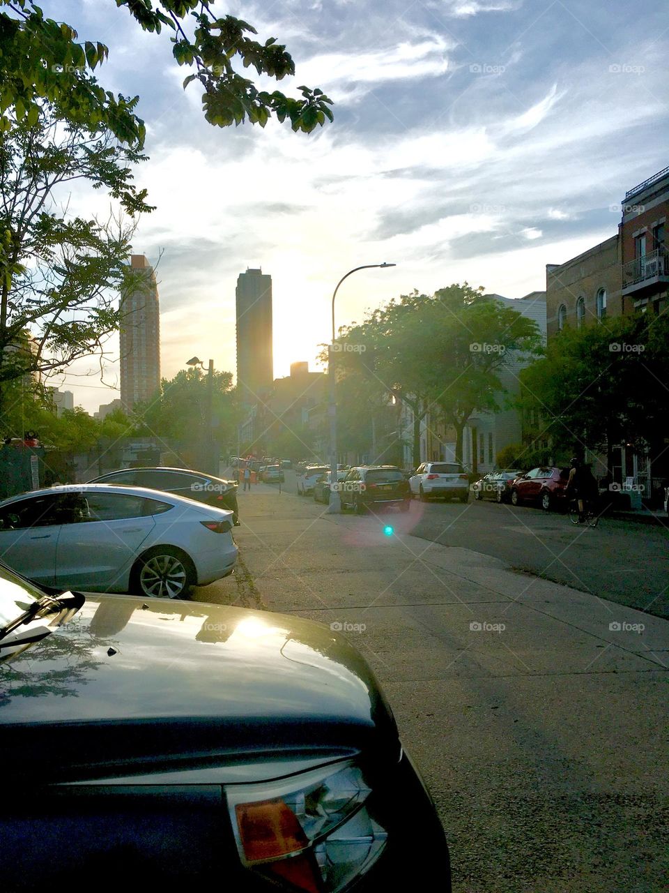 This lovely evening time impression of NYC comes to us from „Borden Avenue“ in the vicinity of „11th Street“ approximately in LIC, Queens. 2020. Hypnotic Productions