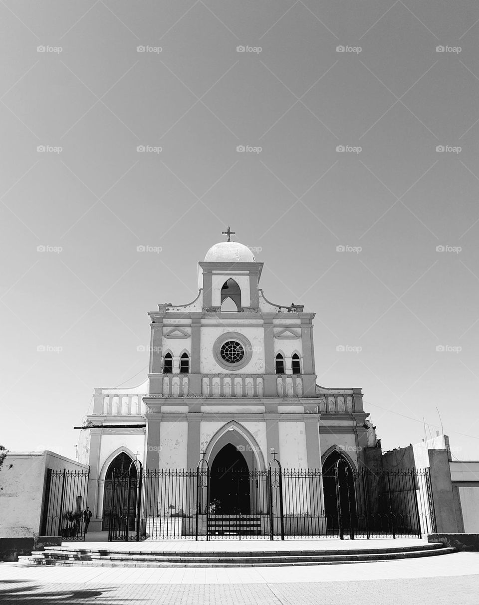 edificio religioso en blanco y negro