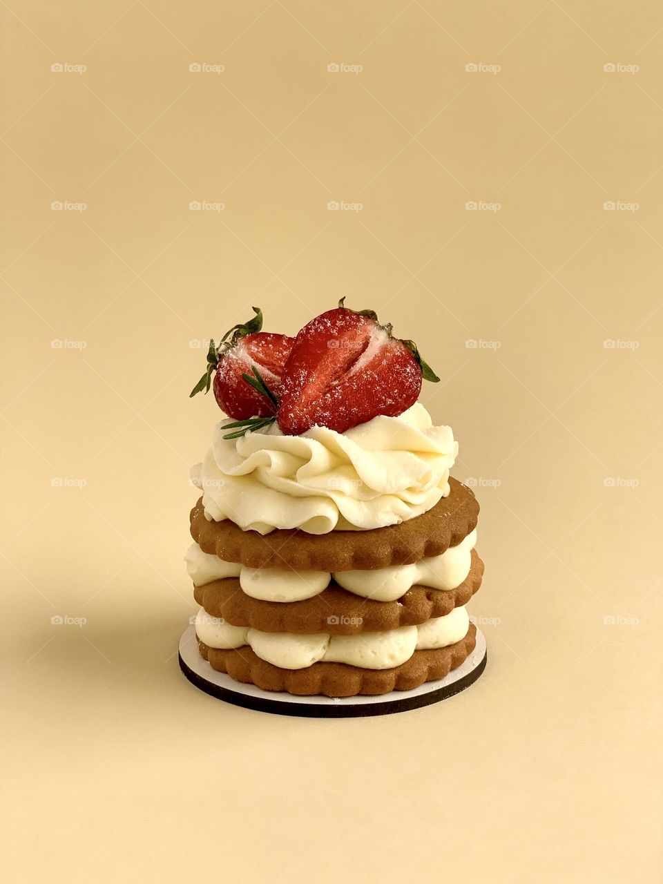 Cookie with cream and strawberry, cake, dessert, sweet food