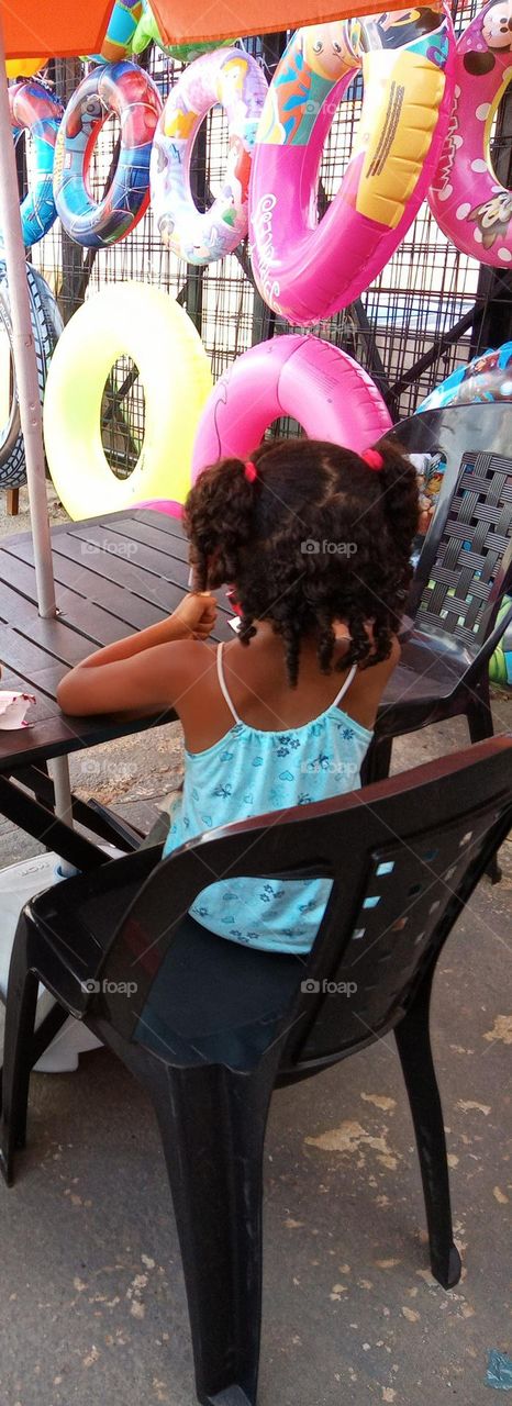 Editors'Choice Photo of the week Criança sentada tomando sorvete e, contemplando a belezas das boias coloridas