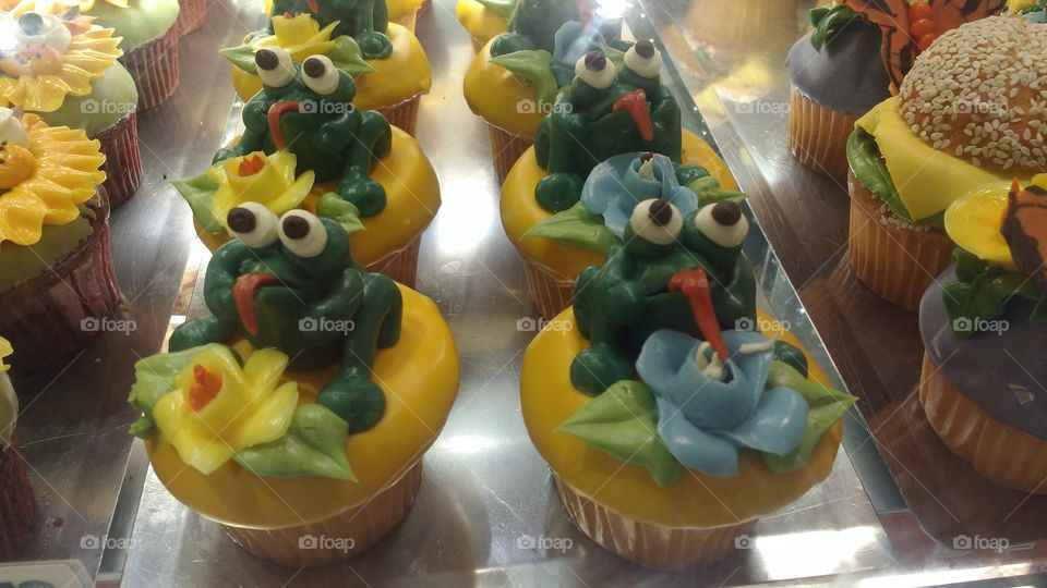 Frog and Flower Cupcakes