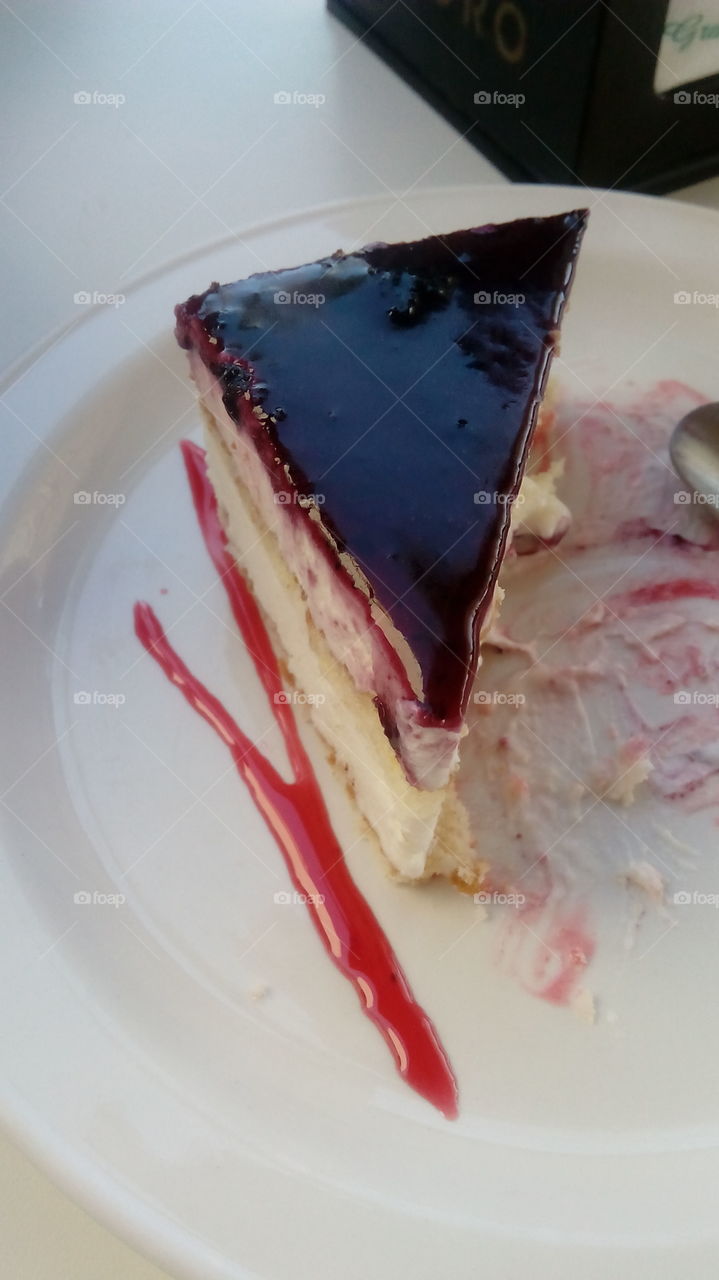 Cheese cake and blueberries