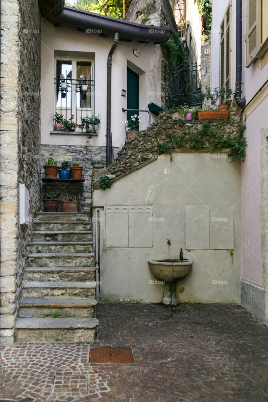 Lago Como no norte da Itália é um lugar lindo para se conhecer na Europa, com paisagens incríveis!