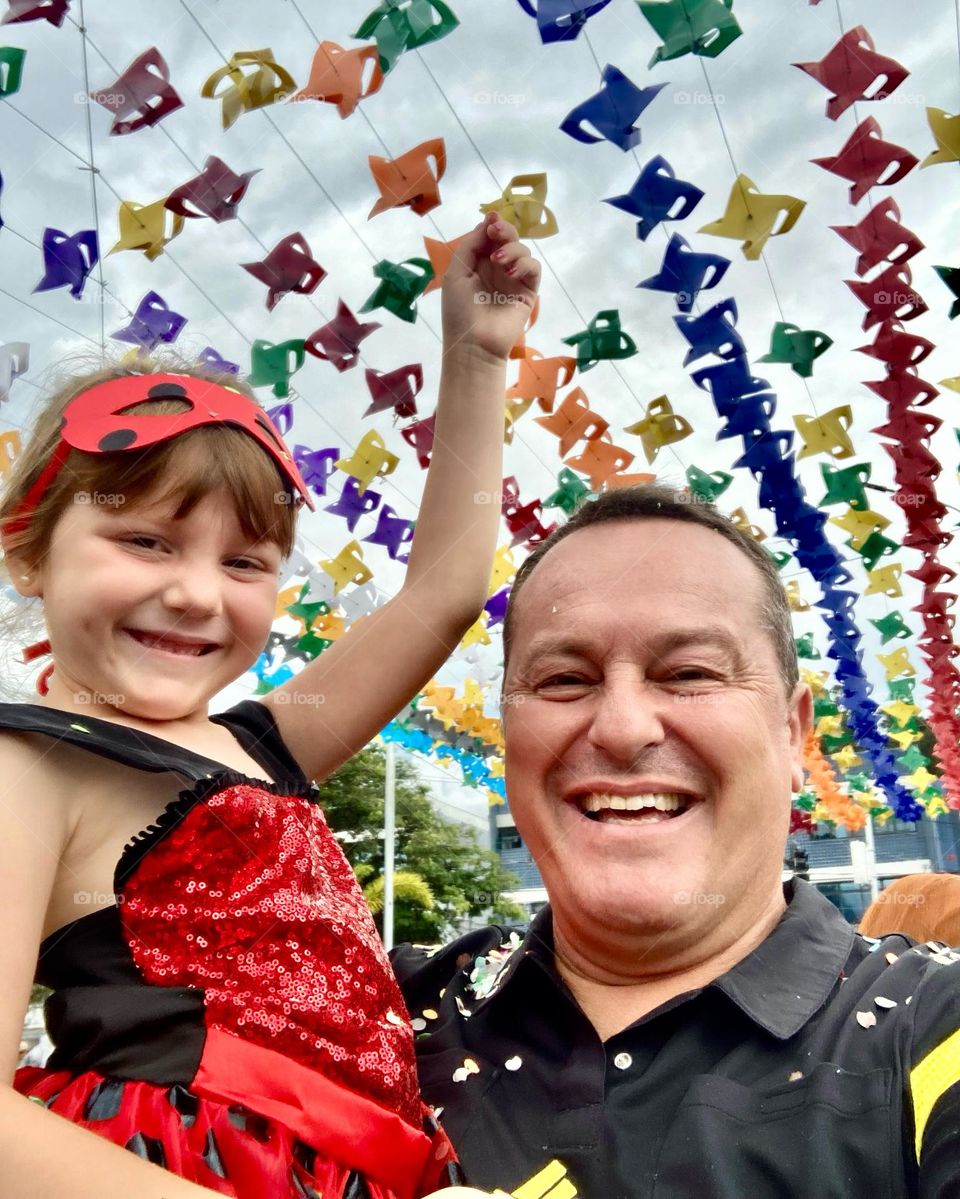 🇺🇸 My daughter Estela's happiness jumping carnival is incredible!  How not to be happy? / 🇧🇷 A felicidade da minha filha Estela pulando carnaval é incrível! Como não ser feliz?