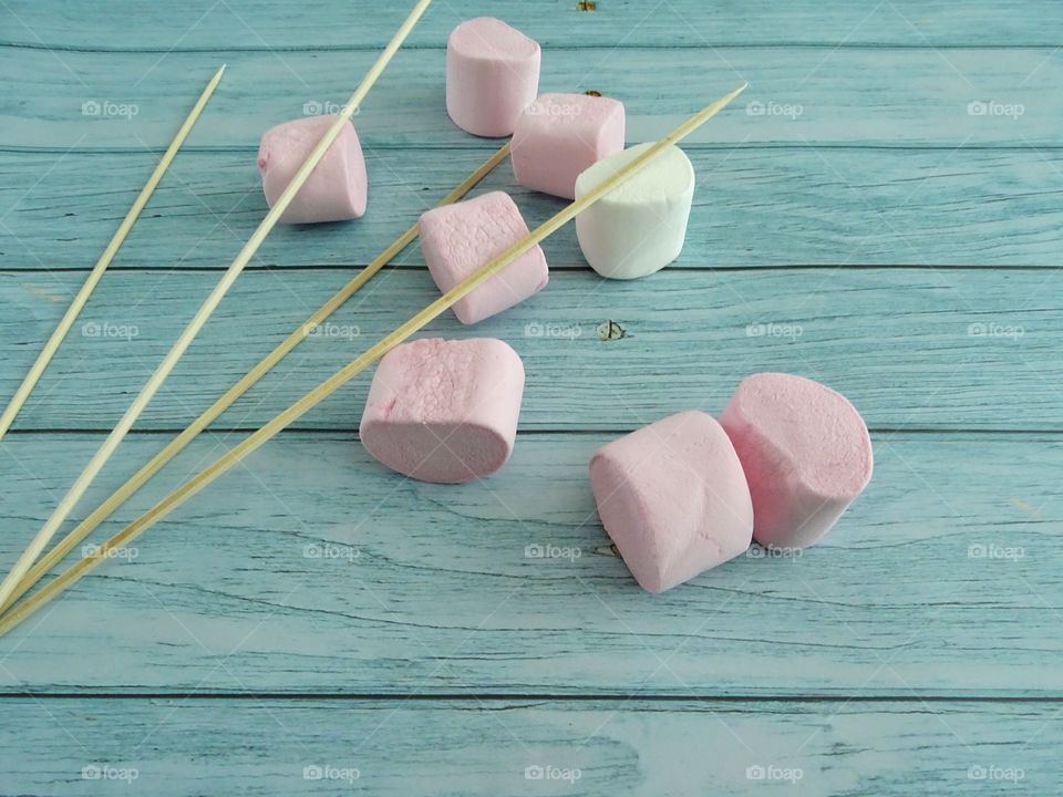 Marshmallows in white and pink