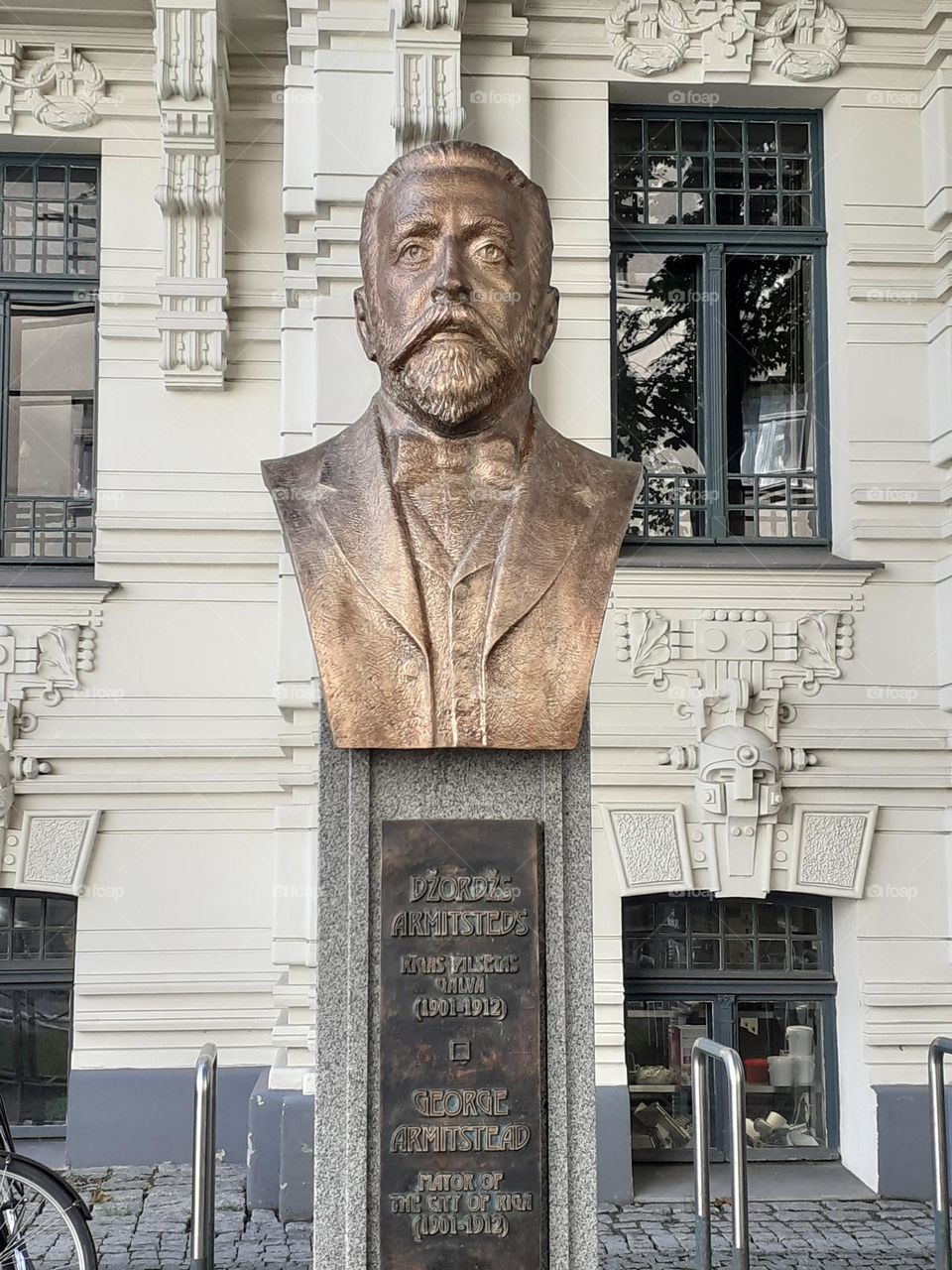 Памятник градоначальнику