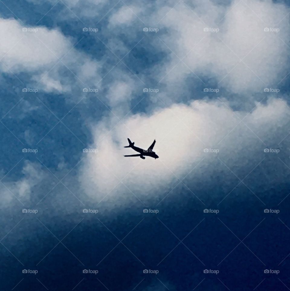 The plane and his silhouette among the clouds.  Where you go?  Where did it come from?  Who's in it?  Use the imagination... / O avião e a silhueta dele entre as nuvens. Para onde vai? De onde veio? Quem está dentro dele? Use a imaginação...