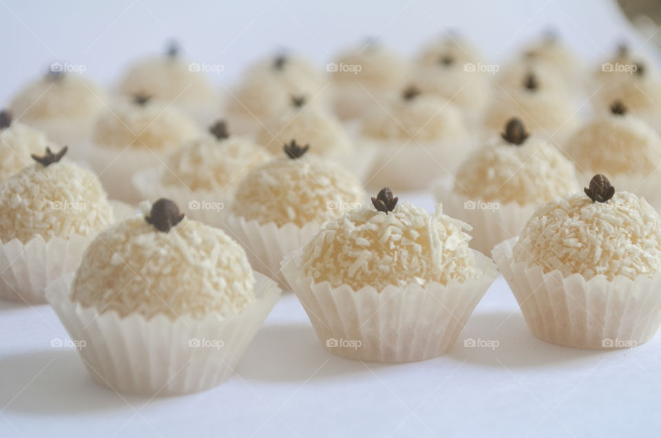 doces brasileiros: beijinho