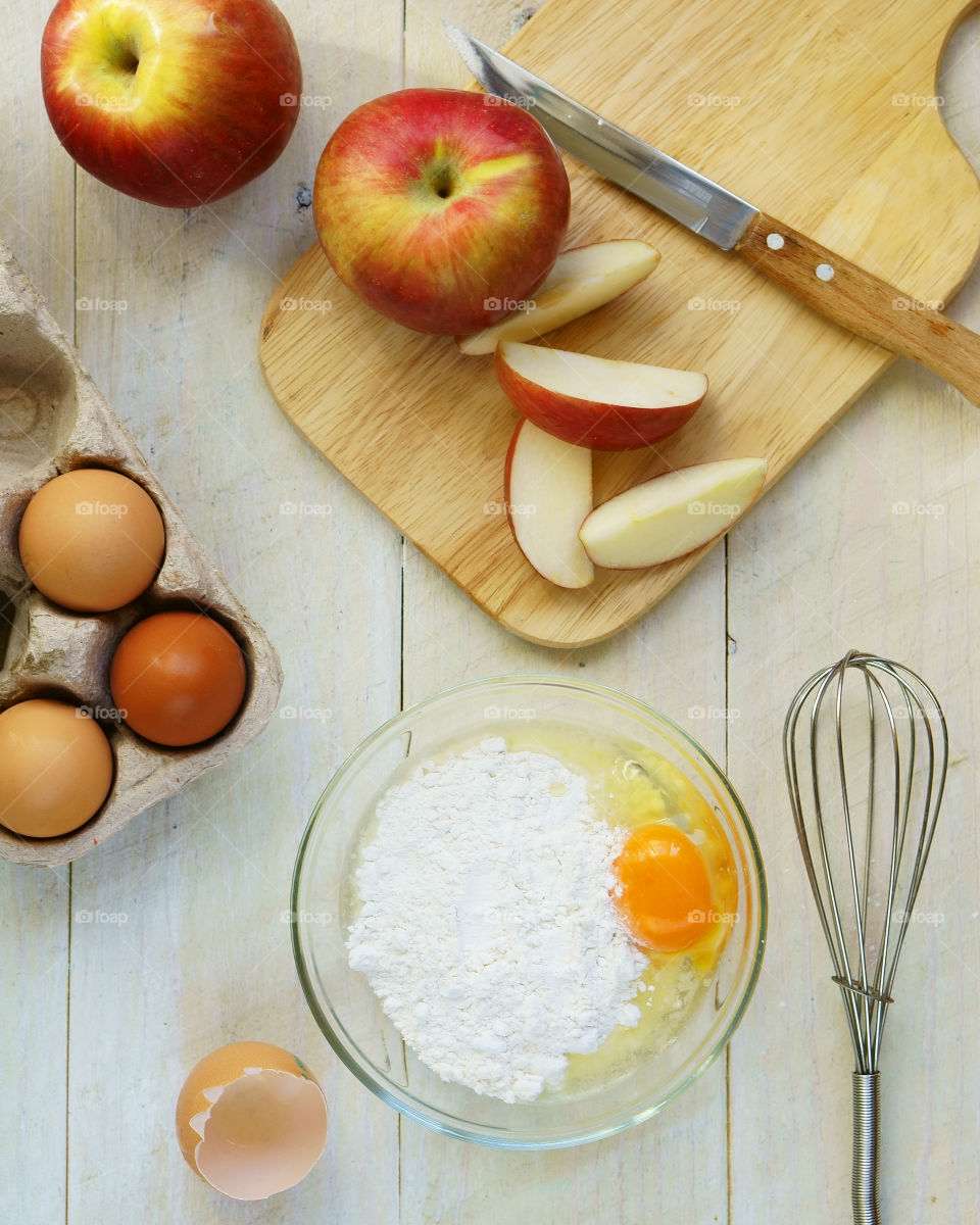 Preparation of apple pie