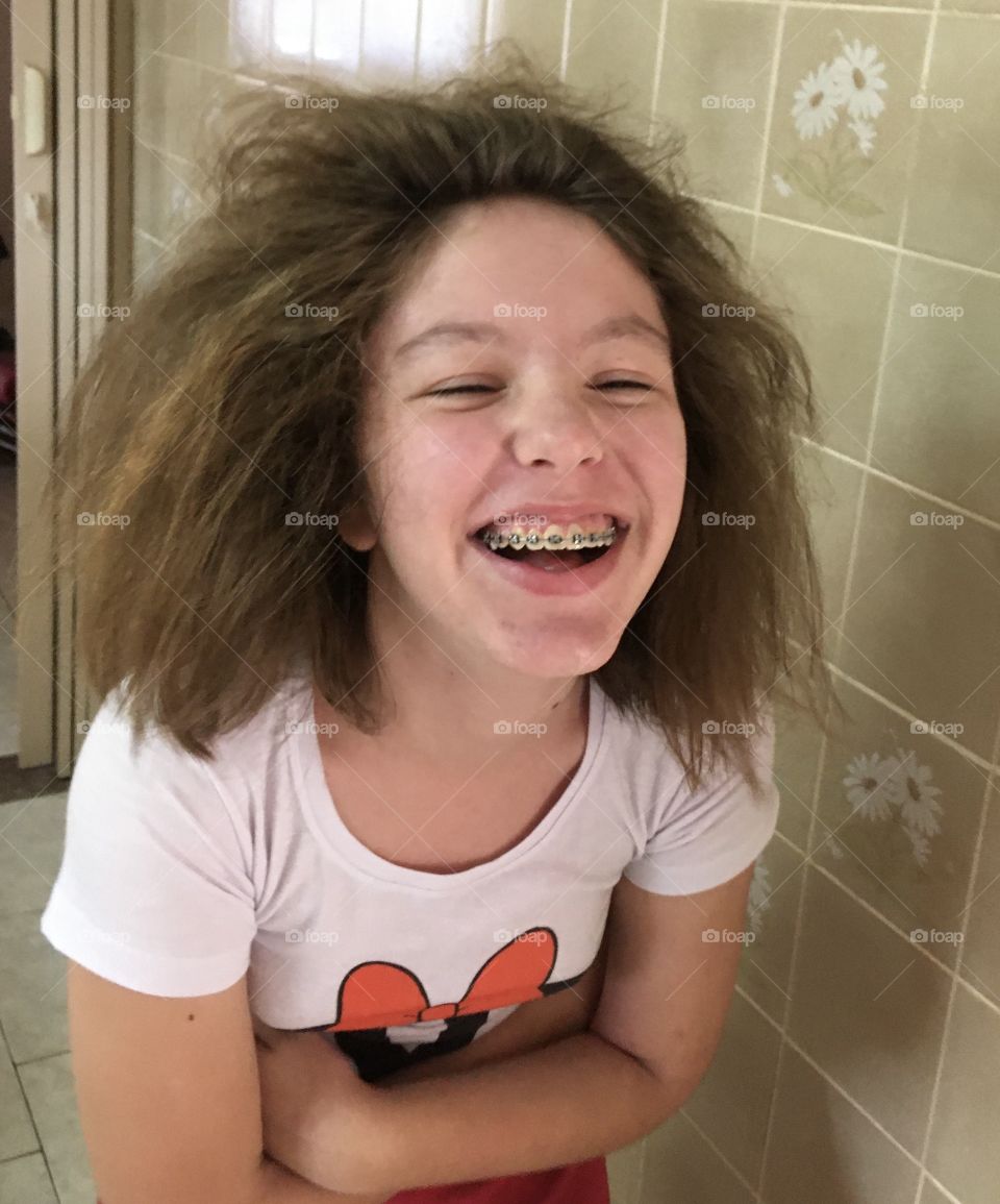 🇧🇷 A very crazy, fun and spontaneous smile!  My daughter went to do a different cut in her hair and ... it didn't work!  She even thought it was funny! / 🇧🇷 Um sorriso bem maluco, divertido e espontâneo! 