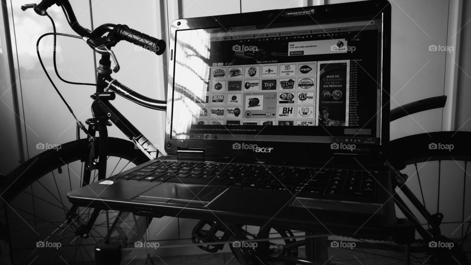 Notebook online e, bicicleta no quarto.
