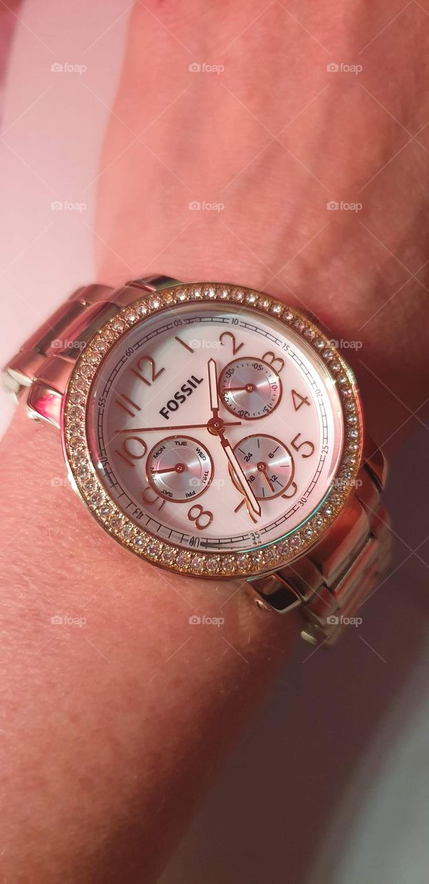 beautiful fossil brand watch, golden circles