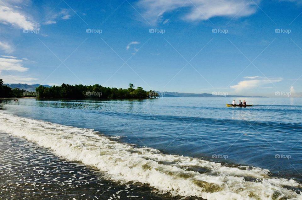 Exploring the island of Kawas beach, Philippines 
