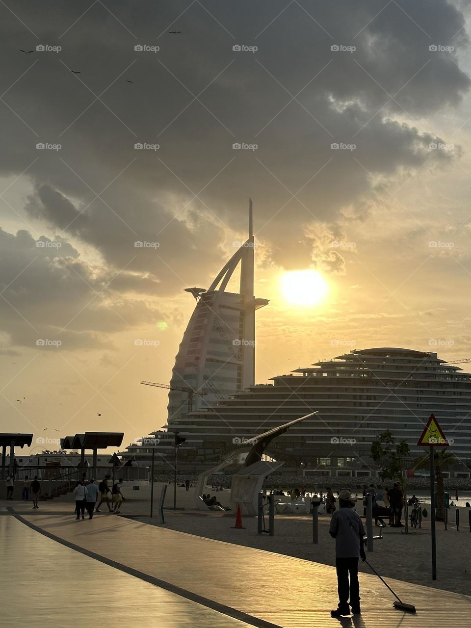 Sunset burj al Arab ! What breathtaking vue ! Dubai sky 