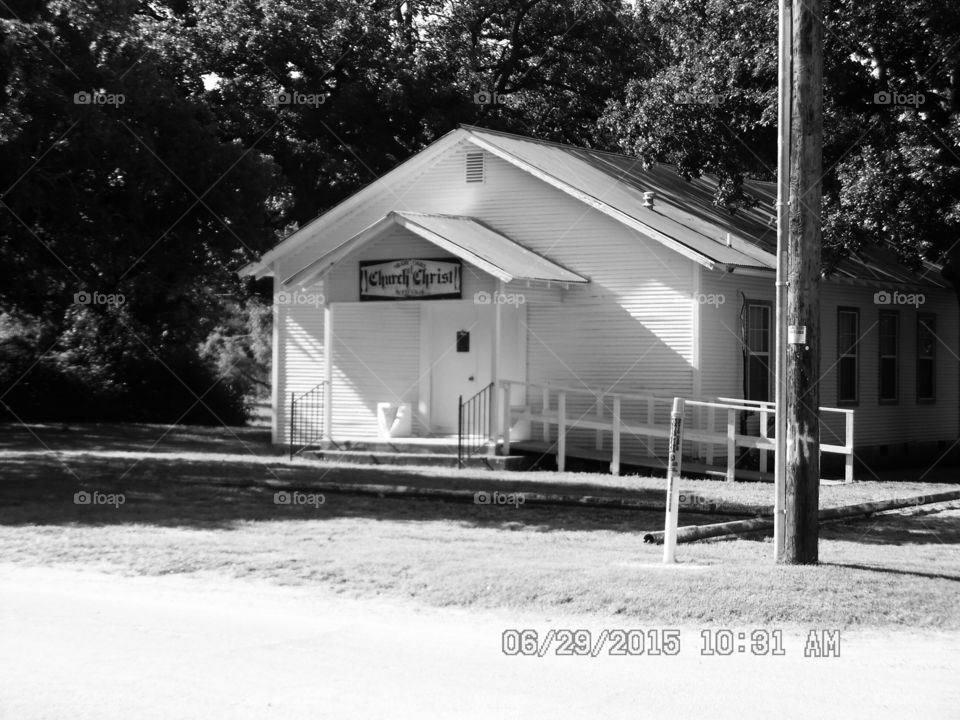 YAHWEH'S HOUSE. This is a picture of a old 👵 country  church ⛪ that I saw while out walking 🚶 🏃 🔥 💨 around in Graham Texas